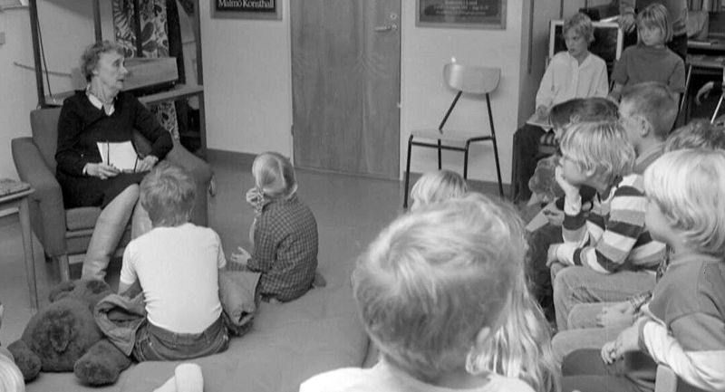 Astrid Lindgren läser för barn på sjukhuset (1981) Astrid Lindgren läser för barnen
